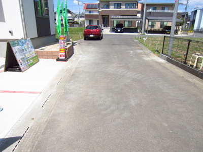 【前面道路含む現地写真】 | つくばみらい市紫峰ヶ丘 第16　1号棟クワイエ　 | ◆茨城の家探し！無理のない資金計画のご提案や不動産購入に関する様々な不安を解消いたします。秋葉原まで直通41分通勤(^^)
