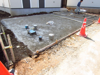 【駐車場】 | 小松4期　2号棟　ケイアイフィット建物地盤保証の家 | カースペース２台分確保♪セカンドカーやお友達を呼ぶときに便利なので車好きのパパやママにも嬉しいですね♪並列駐車ができるのでお車の出し入れもラクです♪
