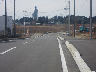 【前面道路含む現地写真】 | 阿見町よしわら 第3　1号棟　クワイエ地震の揺れを吸収する家 | ◆『売ったり買ったり・住宅ローンのご相談・地域の情報・不動産に関すること』は、不動産のプロフェッショナル・センチュリー２１《大上エステート♪》へ！