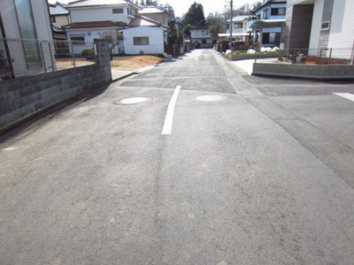 【前面道路含む現地写真】 | 稲敷郡阿見町中央5丁目　1号棟　ブルーミングガーデン | ◆当日の急な見学も大丈夫です！ご見学予約はフリーダイヤル0120-89-6328まで♪『情報集収のための資料が欲しいお客様』はオレンジの『資料請求する（無料）』のボタンをクリックしてください♪