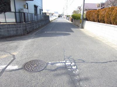 【前面道路含む現地写真】 | 龍ヶ崎市中根台4丁目　1号棟　ブルーミングガーデン | ◆当日の急な見学も大丈夫です！ご見学予約はフリーダイヤル0120-89-6328まで♪『情報集収のための資料が欲しいお客様』はオレンジの『資料請求する（無料）』のボタンをクリックしてください♪