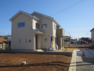 【前面道路含む現地写真】 | 阿見町阿見1期　3号棟　LiveleGardenS　 | 横からの外観♪