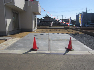 【駐車場】 | 阿見町阿見1期　5号棟　LiveleGardenS　 | カースペースは3台分を確保♪セカンドカーやお友達を呼ぶときにも便利なので車好きのパパやママにも嬉しいですね♪