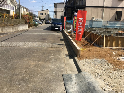 【前面道路含む現地写真】 | つくば市桜1期　1号棟　和モダン仕様 | 『今から見学できますか？』もちろん大丈夫です！『他にも見学できる？』などの声にもお応えします！フリーダイヤル「０１２０－89－6328」までお気軽にお電話ください♪
○頭金０円全額ローン可能です♪