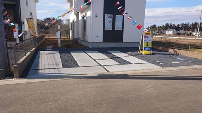 【駐車場】 | つくば市流星台１期　1号棟ケイアイフィット建物地盤保証の家　 | 並列３台駐車可(車種による)