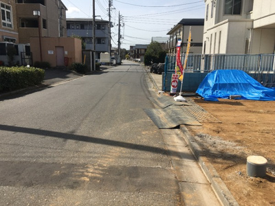 【前面道路含む現地写真】 | つくば市桜1期　2号棟　和モダン仕様 | から見学できますか？』もちろん大丈夫です！『他にも見学できる？』などの声にもお応えします！フリーダイヤル「０１２０－89－6328」までお気軽にお電話ください♪
○頭金０円全額ローン可能です♪