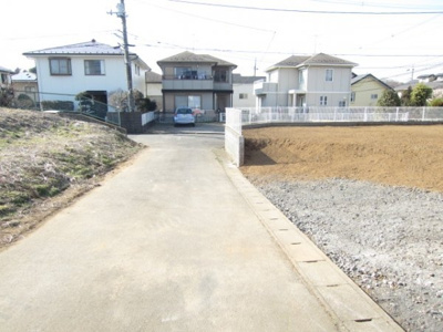 【前面道路含む現地写真】 | 土地区画整理地　守谷市松ヶ丘7丁目　南西角地　土地