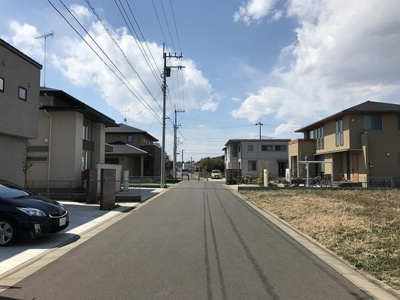 【前面道路含む現地写真】 | つくば市学園の森２丁目　南道路　５４．４坪 | 車通りの少ない6ｍ道路