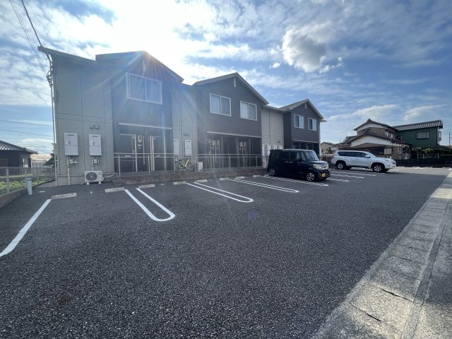 グリーン リヴァージュの駐車場|室内物干し