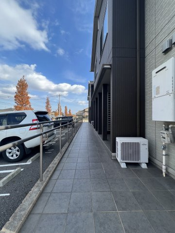 グリーン リヴァージュの駐車場|共用通路、駐車場は目の前です。