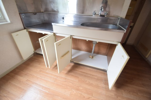 飛の台ハイツＡ・Ｂ棟のキッチン|キッチン下に収納あります