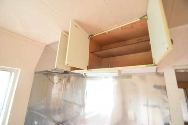 飛の台ハイツＡ・Ｂ棟のキッチン|キッチン上に収納あります