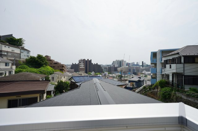 保土ヶ谷区峰岡町1丁目　新築戸建【成約】の展望|ルーフバルコニーからの眺望は開放感たっぷり。