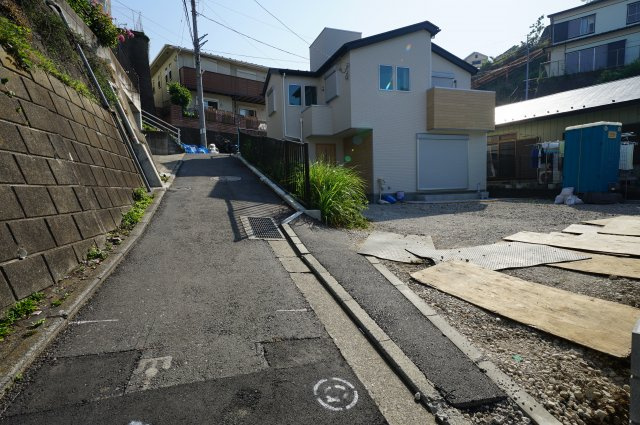 保土ヶ谷区峰岡町1丁目　新築戸建【成約】の前面道路含む現地写真|車種にもよりますが、お車2台駐車可能です。
