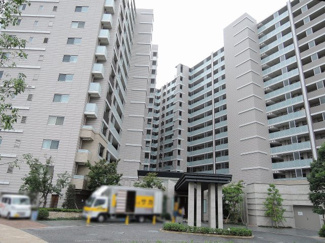 【外観】 | 4階角部屋につき日照・通風良好！廊下側も人通りが少なくプライバシーを保てます♪