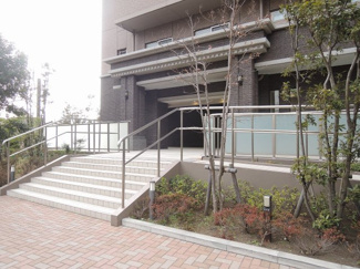 【エントランス】 | JR南武線「小田栄」駅徒歩4分、JR東海道本線「川崎」駅バス10分「カワサキアイランドスイート（敷地内）」停歩1分！