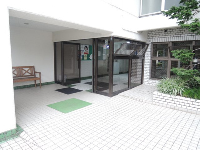 【エントランス】 | グリーンヒル宮前平 | 東急田園都市線「宮前平」駅バス12分、「溝の口」駅バス13分！小田急小田原線「向ヶ丘遊園」駅バス14分「東名向丘入口」停徒歩2分の2路線3駅利用可能！