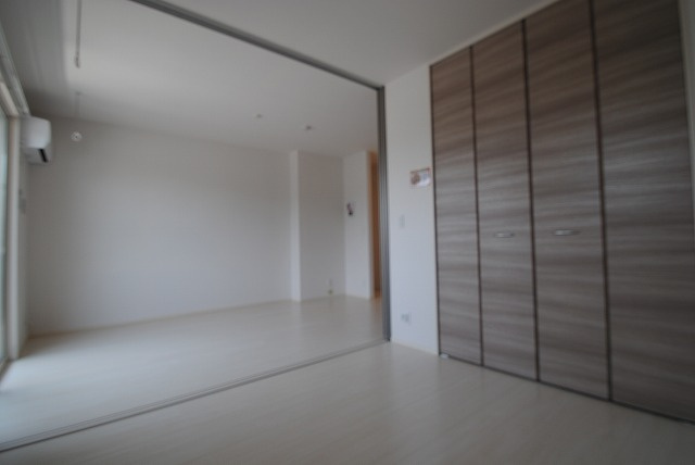 オッツ梅満の洋室