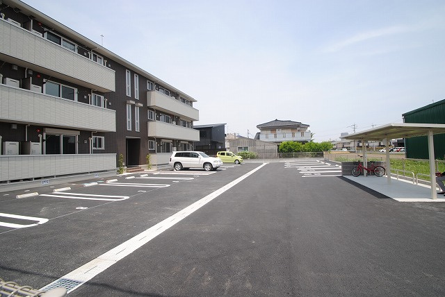 オッツ梅満の駐車場