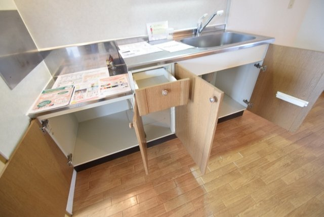 レジデンスヒルトップⅤのその他|キッチンに収納棚あります