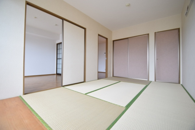 レジデンスヒルトップⅤの和室|和室ならではの温かな和の空間で寛ぎの時間を過ごせます