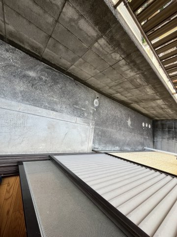 尼崎市上坂部３丁目のアパートのバルコニー