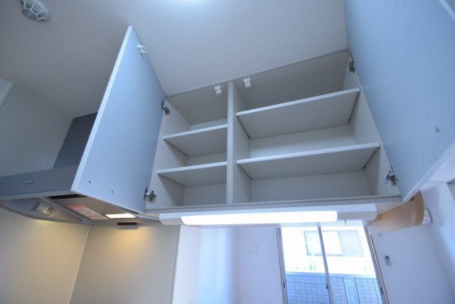 スプレールコートのキッチン|キッチン上部に棚あります