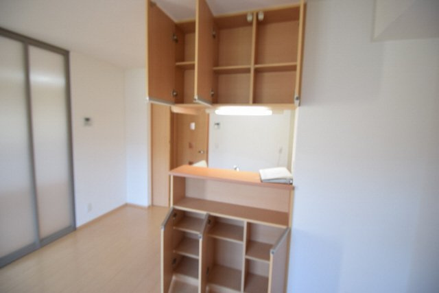 スプレールコートのキッチン|カウンター部分が棚になっています