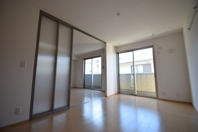 スプレールコートの寝室|光を通すタイプの引き戸