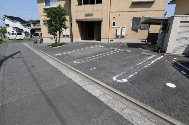 シャーメゾンマルニの駐車場