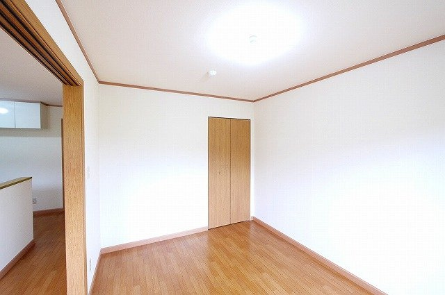 パインツリーヒルズ清の洋室|ゆったりした洋室です