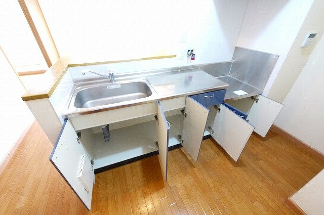 パインツリーヒルズ清のキッチン|収納豊富なキッチンです