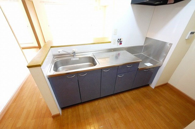 パインツリーヒルズ清のキッチン|きれいなカウンターキッチンです