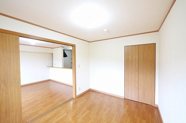 パインツリーヒルズ清の寝室|落ち着いた色調の寝室です