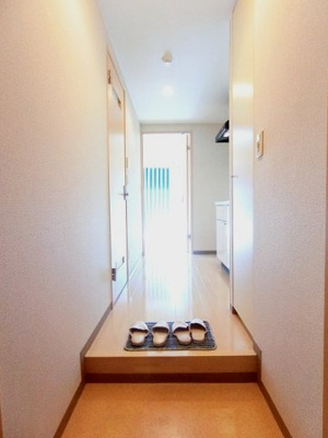 【玄関】 | ブーゲンビリア | 玄関から室内への景観です！キッチンと洋室の間にはドアがあるので、お料理のにおいがお部屋にこもりません☆