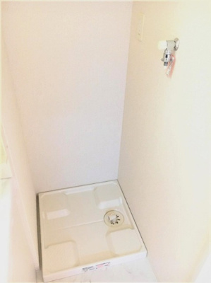 【設備】 | ブーゲンビリア | 洗面所内、洗髪洗面化粧台横にある室内洗濯機置き場です♪防水パンが付いているので万が一の漏水にも安心です！