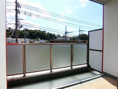 【バルコニー】 | ブーゲンビリア | バルコニーは南向きです！お洗濯物はお昼からでも乾きそう☆広めのバルコニーでゆったり過ごせちゃいます♪