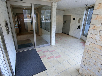 【エントランス】 | ブーゲンビリア | 防犯対策に有効なオートロック付きのエントランスです！一人暮らしの方も安心ですね♪