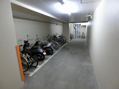 【その他共用部分】 | ブーゲンビリア | 屋内駐輪場で雨が降っても大切な自転車が濡れなくてすみますね♪荷物が重いときに自転車があれば助かりますね！