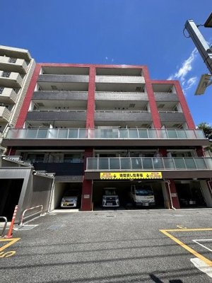 【駐車場】 | ブーゲンビリア | いつでも目の届く敷地内に駐車場があります♪屋内なので、雨の時の乗り降りもらくらく♪