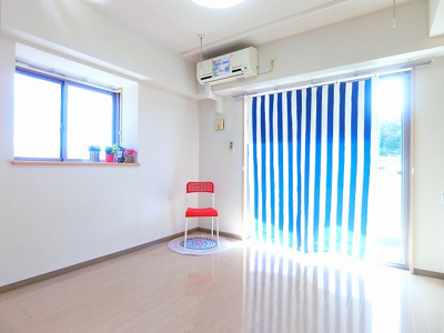 【洋室】 | ブーゲンビリア | 南向き洋室5.6帖☆バルコニーに繋がる角部屋二面採光のお部屋です！エアコン付きで1年中快適に過ごせますね☆出窓には小物を置いたりして楽しめます☆