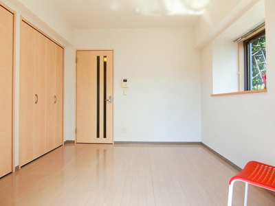 【寝室】 | ブーゲンビリア | 南向き洋室5.6帖☆クローゼットが2つあります♪お洋服の多い方もお部屋が片付いて快適に過ごせますね♪