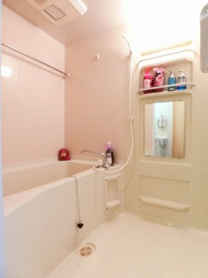 【浴室】 | ブーゲンビリア | 浴室暖房乾燥機付きのバスルームです！雨の日のお洗濯にも便利な物干しバーも完備しています！お風呂に浸かって一日の疲れもすっきりリフレッシュ♪