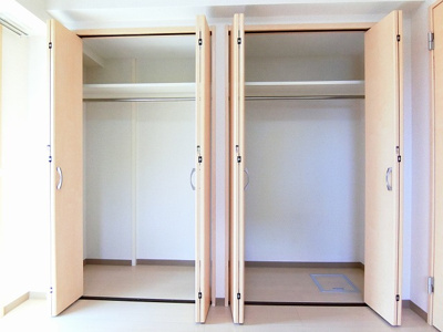 【収納】 | ブーゲンビリア | 洋室5.6帖のお部屋にはクローゼットを2つ完備しています♪大切なお洋服もしわにならないようにハンガーがけができます☆