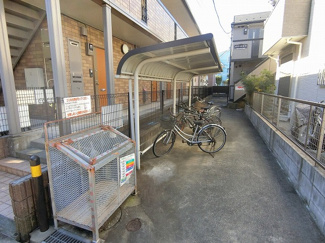 【その他共用部分】 | 屋根付きの駐輪場で雨が降っても大切な自転車が濡れなくてすみます♪荷物が重いときに自転車があれば助かりますね！