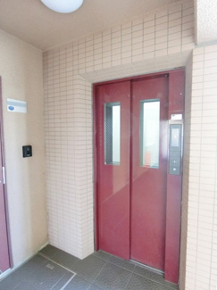 【エントランス】 | エレベーター付き！荷物の多い日や疲れた日でも、2階までラクラク上がれます☆