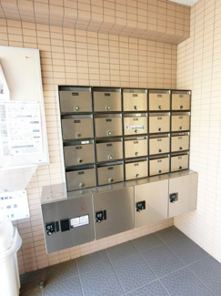 【エントランス】 | 共用エントランスには宅配BOXがあるので荷物の受け取りもスムーズに♪再配達を依頼する手間が省けます☆