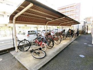 【その他共用部分】 | 屋根付きの駐輪場で雨が降っても大切な自転車が濡れなくてすみますね♪駅まで自転車もおすすめです！