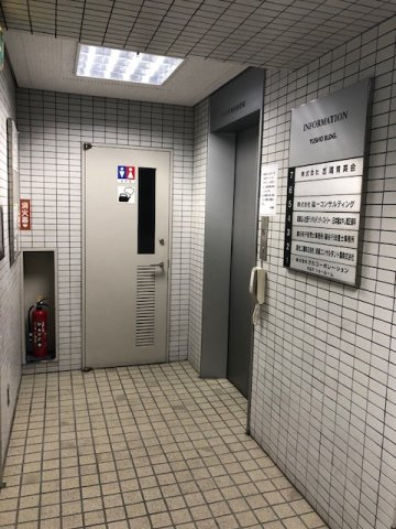 佑昌ビルのエントランス