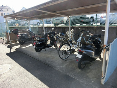 【その他共用部分】 | ヴィラ・オオニシ | 屋根付きの駐輪場があるので雨が降っても大切な自転車が濡れません☆駅から自転車もオススメです♪